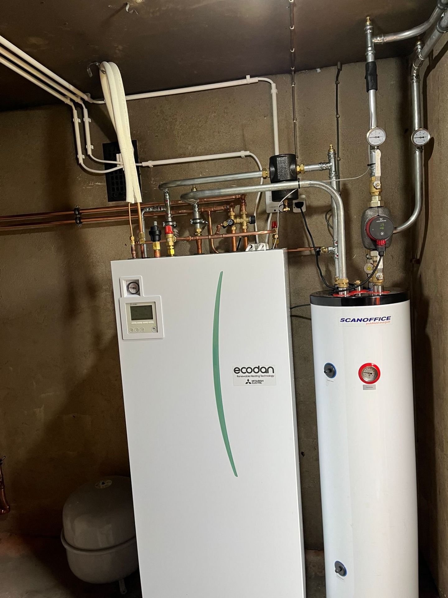 Uusi moderni ilmavesilämpöpumppu asennettuna asiakkaan kotiin marraskuussa 2025