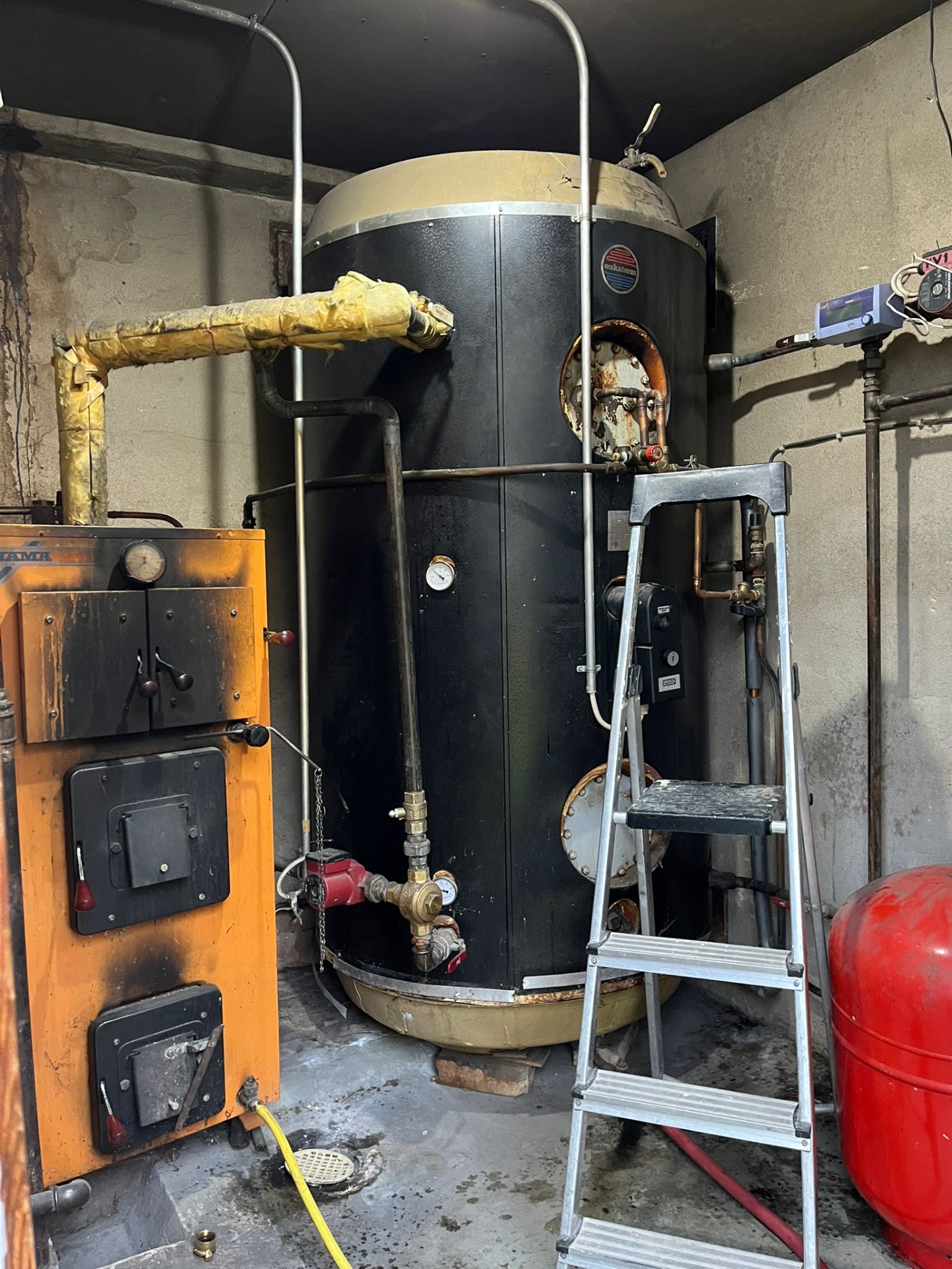 Vanha puukeskuslämmitysjärjestelmä, jonka tilalle uusi ilmavesilämpöpumppu asennettiin.